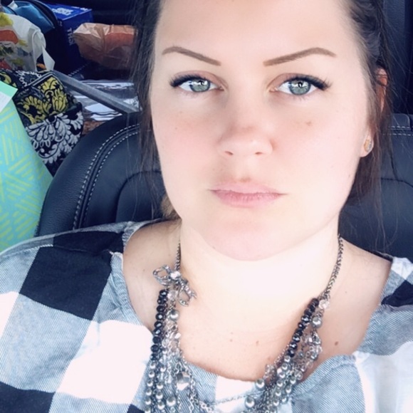 Meet your Posher, Nicole - Picture 2 of 8